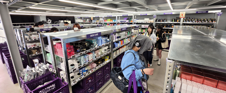 오프뷰티 성수점에서 소비자들이 제품을 고르고 있다. 사진=박규빈 기자