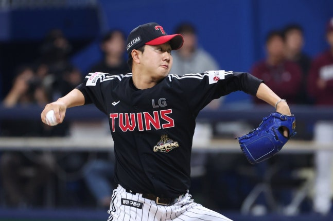 24일 잠실 야구장에서 진행된 두산 베어스와의 원정 경기에서 오른쪽 팔꿈치 부상으로 교체된 LG 트윈스 유영찬 선수. 사진=LG 트윈스 제공