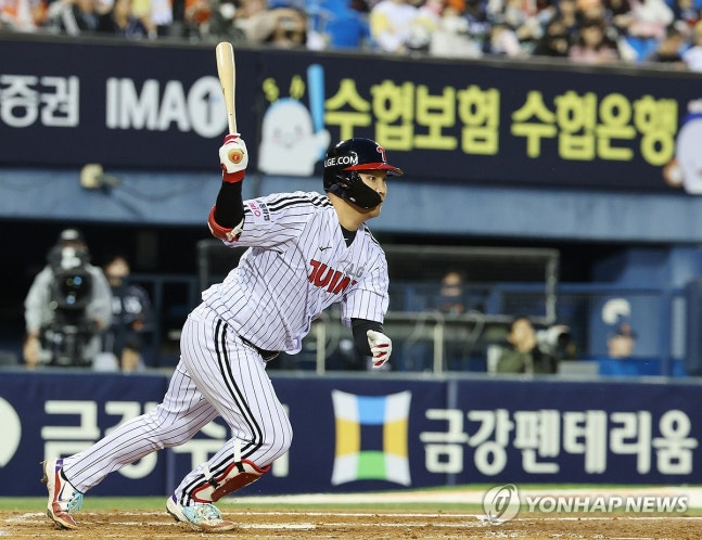 지난 23일 서울 송파구 잠실 야구장에서 열린 한화 이글스와의 경기 3회 말 투아웃 주자 1, 2루 상황 LG 트윈스 문보경이 1타점 적시타를 날리는 모습. 사