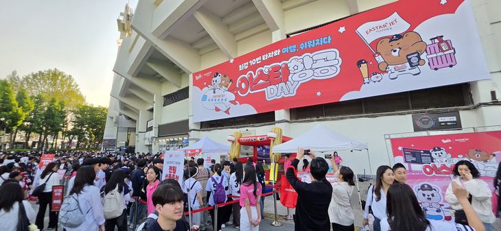 지난 24일 이스타항공이 서울 송파구 잠실 야구장에서 두산 베어스와 마련한 '브랜드 데이(Brand Day)' 행사 부스 현장에 참가자들이 줄지어 있는 모습.