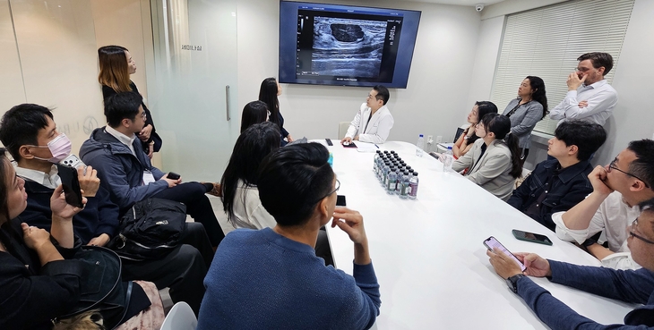 박성문 원장이 임상 초음파 데이터를 바탕으로 아시아 전문의들과 유방 질환 진단 사례를 공유하며 토론하고 있다. 사진=유밤외과