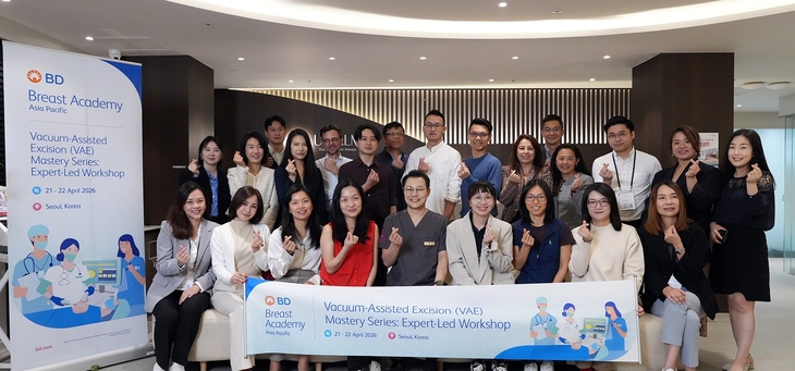 홍콩·싱가포르·대만 유방외과 전문의들과 참석자들이 박성문 원장(앞줄 가운데)과 기념사진을 찍고 있다. 사진=유밤외과