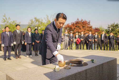 백영현 국민의힘 포천시장 후보 25일 청성공원 내 충혼탑 참배
