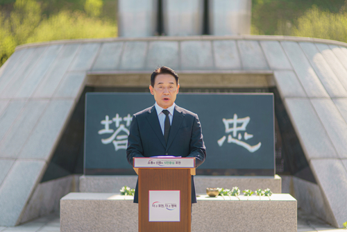 백영현 국민의힘 포천시장 후보 25일 청성공원 내 충혼탑 참배