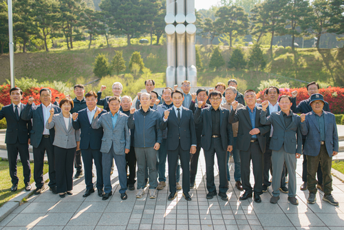 백영현 국민의힘 포천시장 후보 25일 청성공원 내 충혼탑 참배