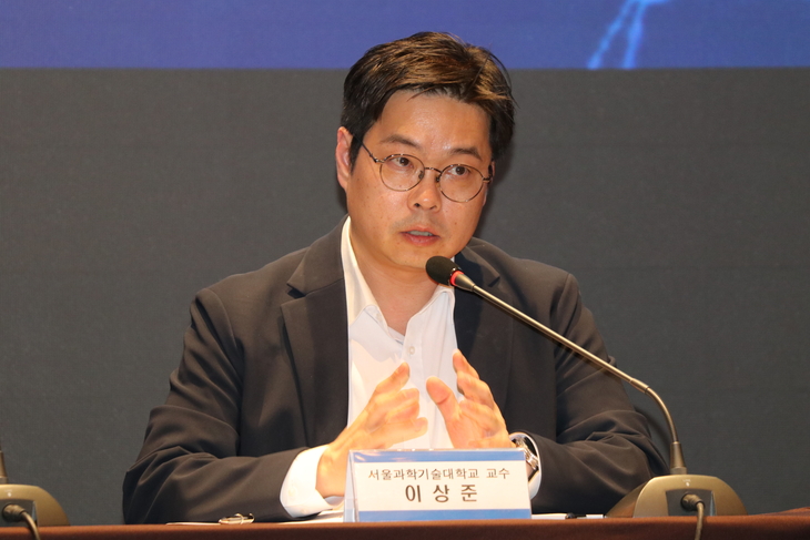이상준 서울과학기술대 에너지정책학과 교수가 '제9회서울에너지포럼' 패널토론에서 발언하고 있다 사진= 유병욱 기자