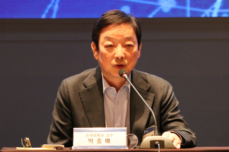 박종배 건국대 교수(대한전기학회회장, 좌장)가 '제9회서울에너지포럼' 패널토론에서 발언하고 있다 사진= 유병욱 기자