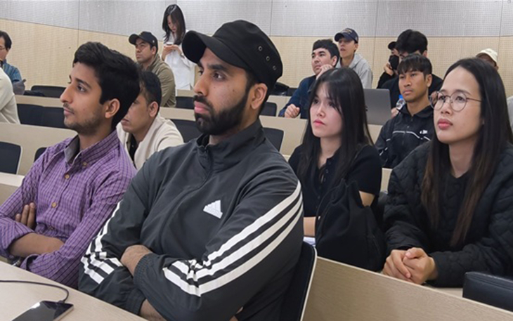 지난 26일 개최된 세종사이버대 '2026학년도 가을학기 외국인 학생 입학설명회'에서 외국인 예비 신입생들이 전형 절차 및 100% 온라인 학사 과정에 대