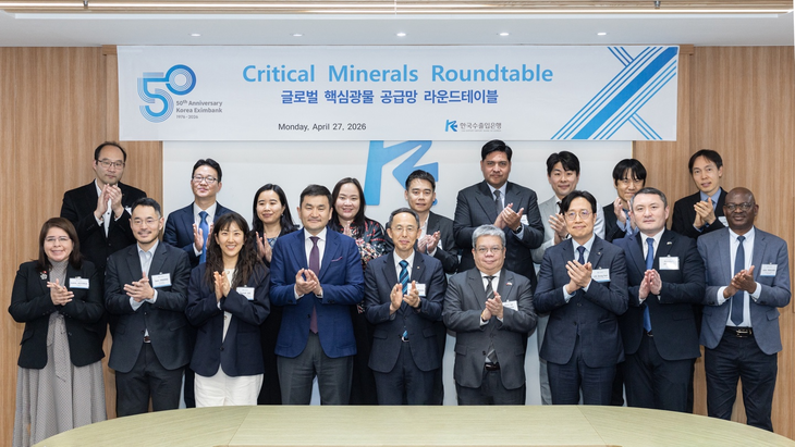27일 서울 여의도 수은 본점에서 열린 '글로벌 핵심광물 공급망 라운드테이블' 행사에서 (앞줄 왼쪽 다섯 번째) 황기연 한국수출입은행장 등 참석자