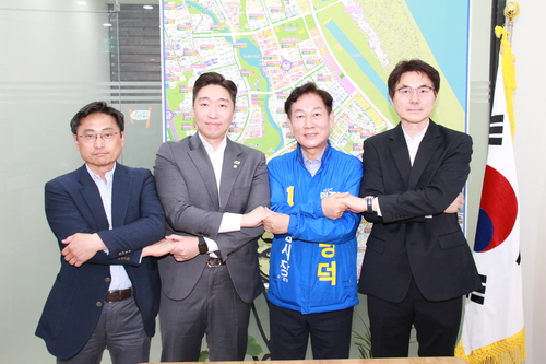 왼쪽부터 오후석 전 경기도 행정부지사, 김용만 국회의원, 강병덕 더불어민주당 하남시장 후보, 서정완 전 대통령 정무수석실 행정관