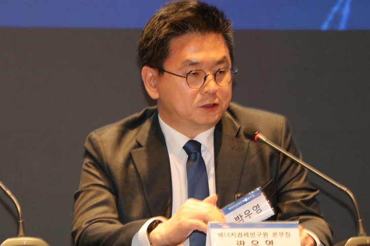 박우영 에너지경제연구원 에너지전환정책본부장이 조성봉 숭실대 초빙교수가 '제9회서울에너지포럼' 패널토론에서 발언하고 있다 사진= 유병욱 기