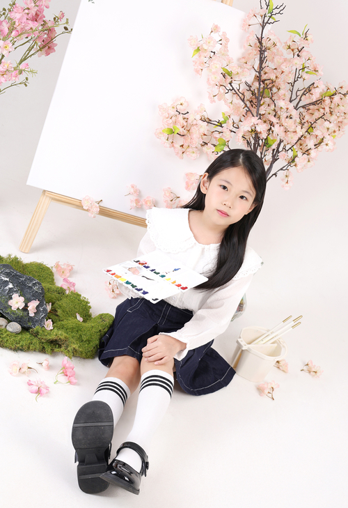 사진1) 팔레트와 함께 봄날의 깨끗한 감성을 보여준 안예린 모델 (사진=플로르방송제작사 키즈)