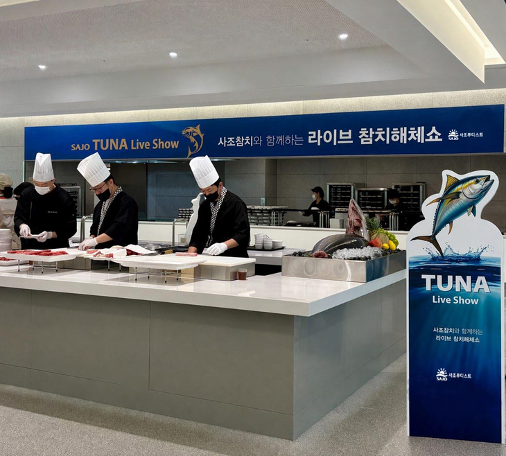 사조푸디스트가 서울 소재 주요 사업장에서 진행한 참치해체쇼 현장.
