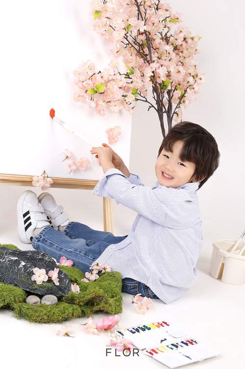 붓을 든 작은 화가처럼 봄날의 생동감을 표현한 오태휘 모델 (사진=플로르방송제작사 키즈)