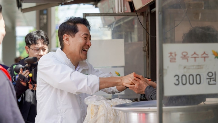 상인들과 인사 나누는 오세훈 국민의힘 서울시장 후보