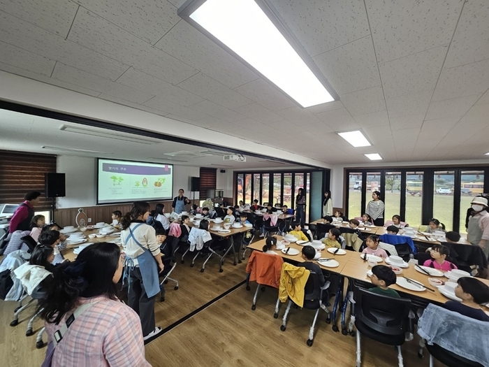 익산푸드통합지원센터, '딸기 체험'으로 농촌의 소중함 전달