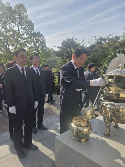 최대호 더불어민주당 안양시장 후보 29일 국립서울현충원 참배