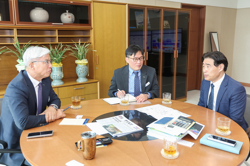 김운남 고양특례시의회 의장(오른쪽) 29일 이민우 킨텍스 사장 만나 킨텍스 원형육교 하부 횡단보도 조기 설치 필요 건의