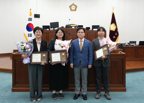금광연 하남시의회 의장(왼쪽 세번째) 29일 제348회 임시회 제1차 본회의에서 '2026년 2분기 우수공무원' 3명 표창