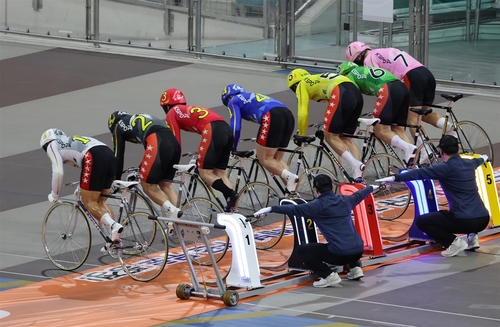 광명 광명스피돔 특선급 경주에서 경륜선수들 출발