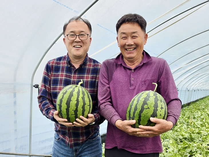 (왼쪽부터) 충남 부여 산지의 임선기 선별 달인과 조성술 재배 달인. 사진=이랜드