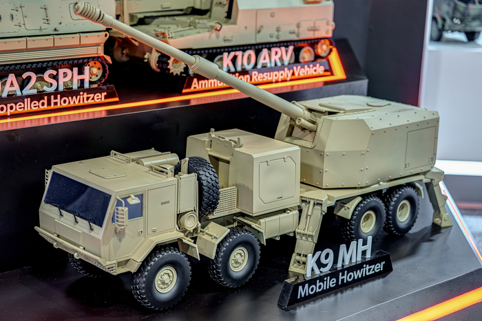 미 육군 자주포 현대화 사업을 겨냥한 '차륜형 K-9A2' 모형. 사진=한화에어로스페이스 제공
