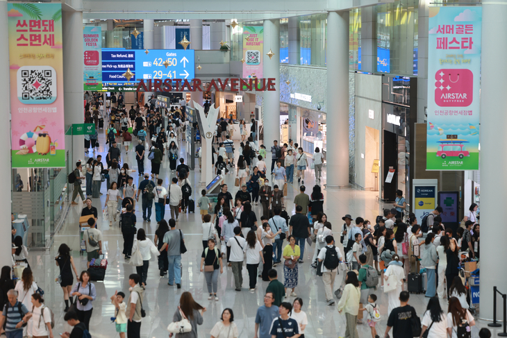 인천국제공항 제1여객터미널 면세 구역이 승객으로 붐비고 있다. 사진=연합