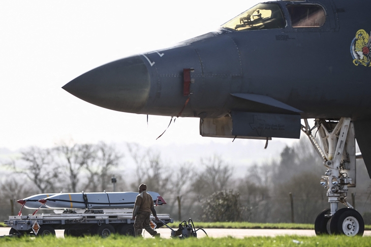 TOPSHOT-BRITAIN-IRAN-US-ISRAEL-WAR