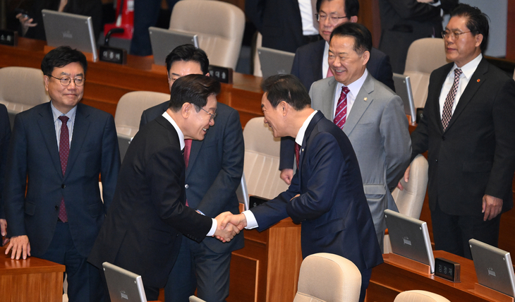 국민의힘 의원들과 인사하는 이재명 대통령