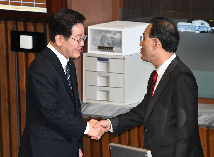 주호영 국회부의장과 인사하는 이재명 대통령