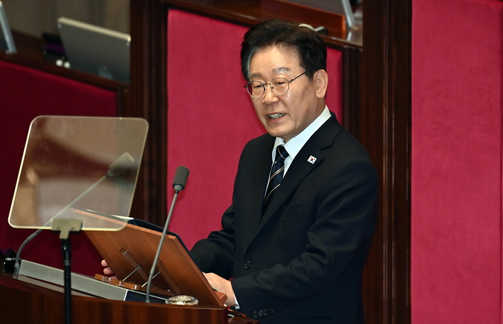 野 ‘무반응 전략’…침묵으로 맞섰지만, 연설 뒤엔 악수