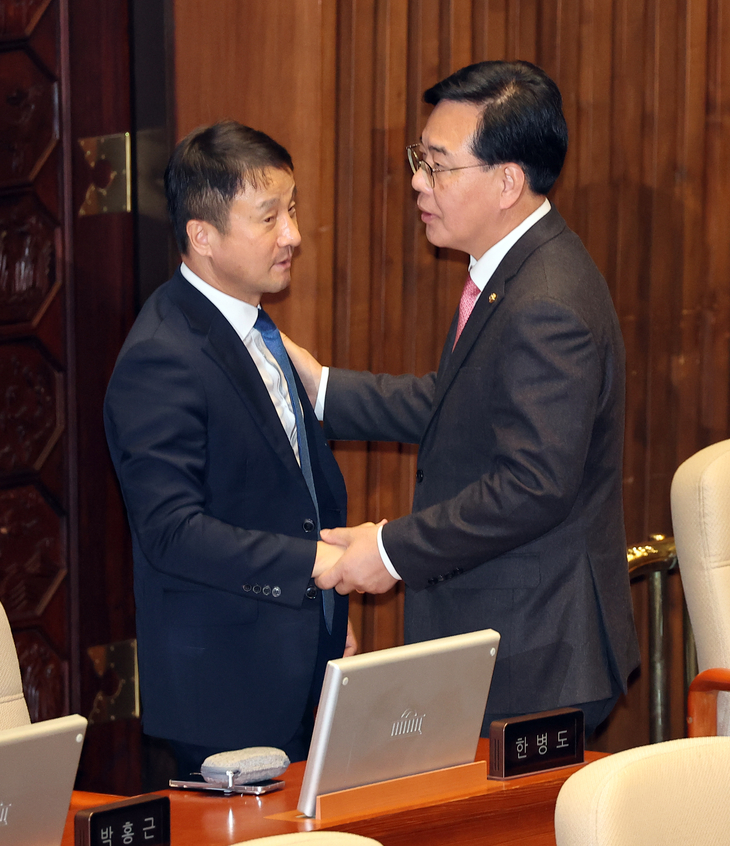 여야 원내대표, '손잡고'