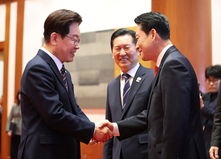 장동혁 대표와 인사하는 이재명 대통령