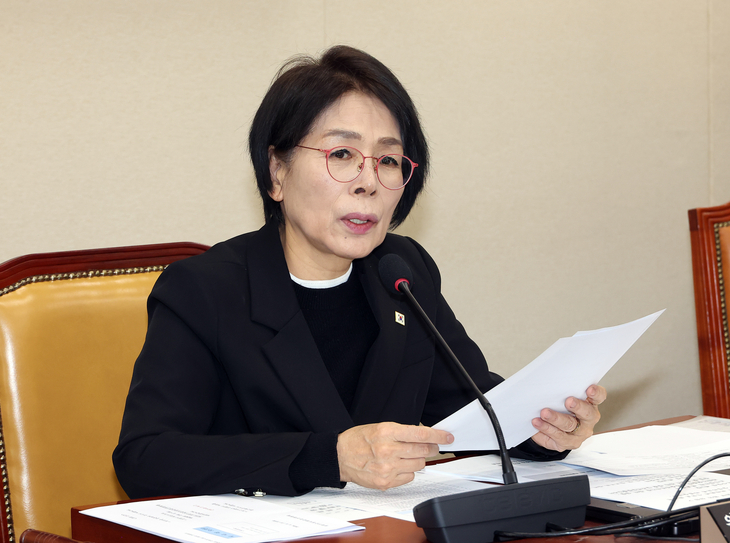 발언하는 최민희 과방위원장