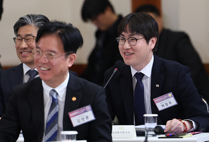 이재명 대통령 질문에 답하는 하정우 수석