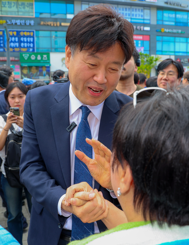 모란시장 방문한 김용