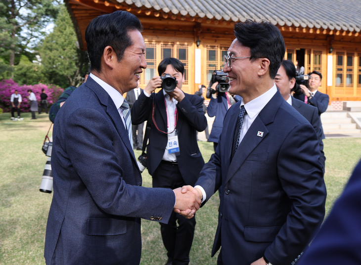 인사하는 김민석 국무총리와 민주당 정청래 대표
