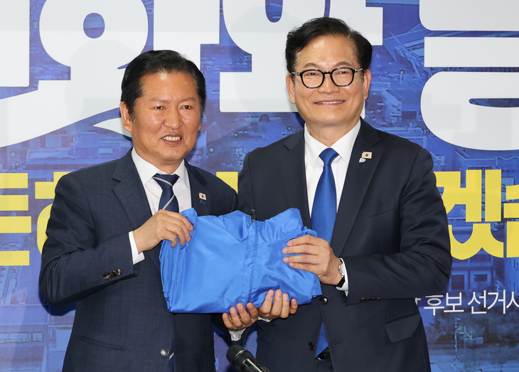 송영길 연수갑 보궐선거 후보에게 당 점퍼 전달하는 정청래 대표