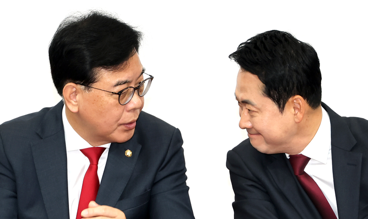 얘기 나누는 장동혁 대표와 송언석 원내대표