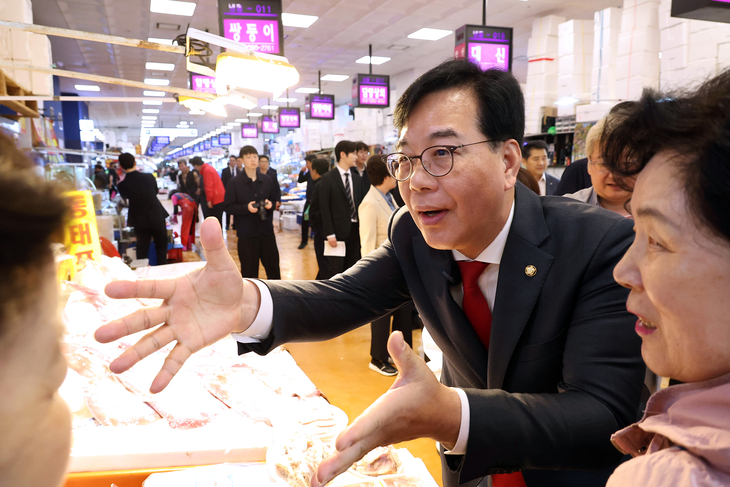 노량진 수산시장 찾은 송언석 원내대표
