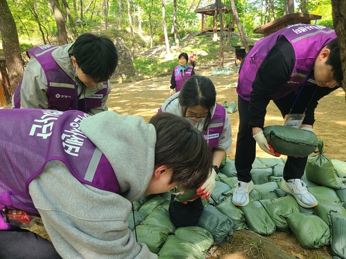 안양시자원봉사센터 대림대-성결대-안양대-연성대 소속 '청년 코어봉사단' 4월30일 관악산 둘레길 복토 작업 실시