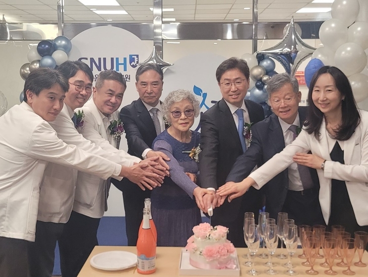 [사진2] 분당서울대병원 심장혈관흉부외과 의료진과 숨소리회 집행진이 20주년을 기념하는 케이크 커팅식을 진행하고 있다