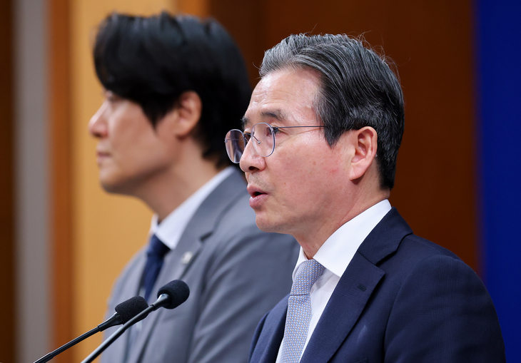 브리핑하는 김용범 정책실장