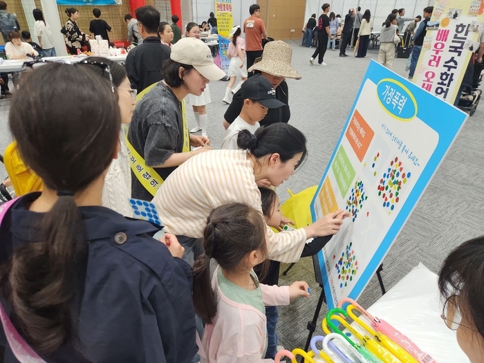 아이 손잡고 퀴즈로 배우는 '폭력 예방'…안동 어린이날 행사 호응
