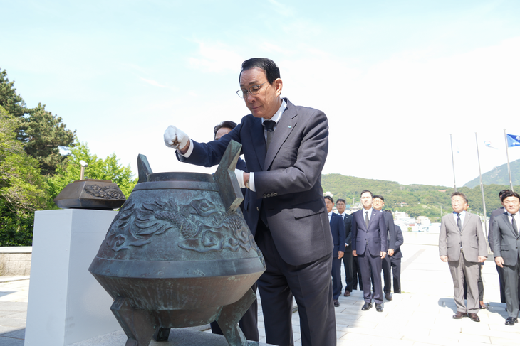 노동진 수협중앙회장이 7일 부산 영도구에 소재한 '순직 선원 위령탑'을 찾아 분향하고 있다.