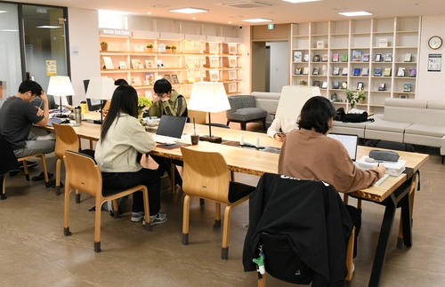 부천시립꿈빛도서관 열람실 벽 한편에 작가 창작물 전시