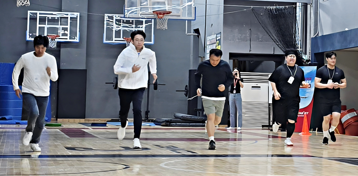 지난 7일 서울 강서구 공항대로 소재 플렉스 체대 입시 강서 교육원에서 진행된 이스타항공 객실 승무원 모의 체력 시험에 참여한 기자들이 20m 왕복 오