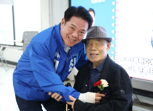 최대호 안양시장 후보 8일 어버이날 맞아 어르신에게 카네이션 선사