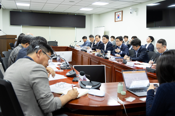 김성환 기후에너지환경부 장관이 8일 서울 서초구 한강홍수통제소에서 송전 전력망 건설 반대 지역별 대표 및 한전 관계자들과 만나 간담회를 주재하