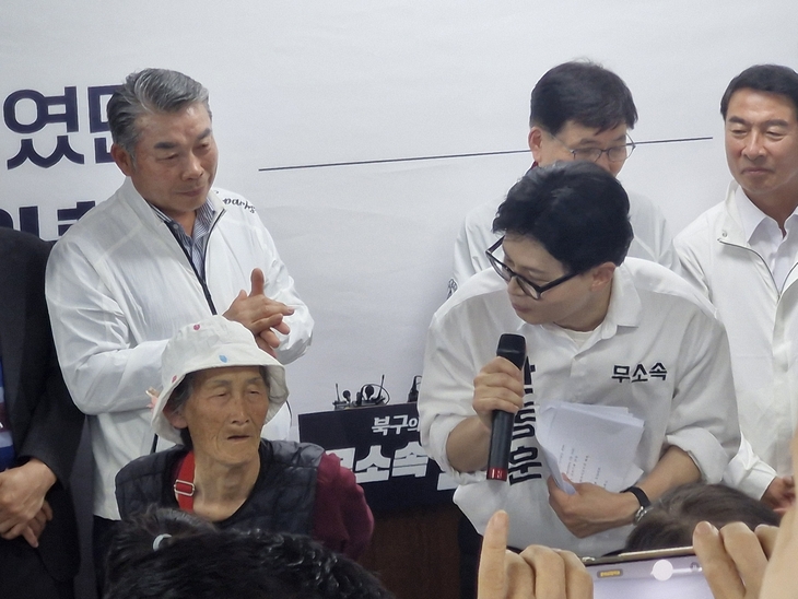 10일 무소속 한동훈 후보가 구포시장 인근에서 채소 장사를 하는 김 할머니와 개소식에서 대화하는 모습.